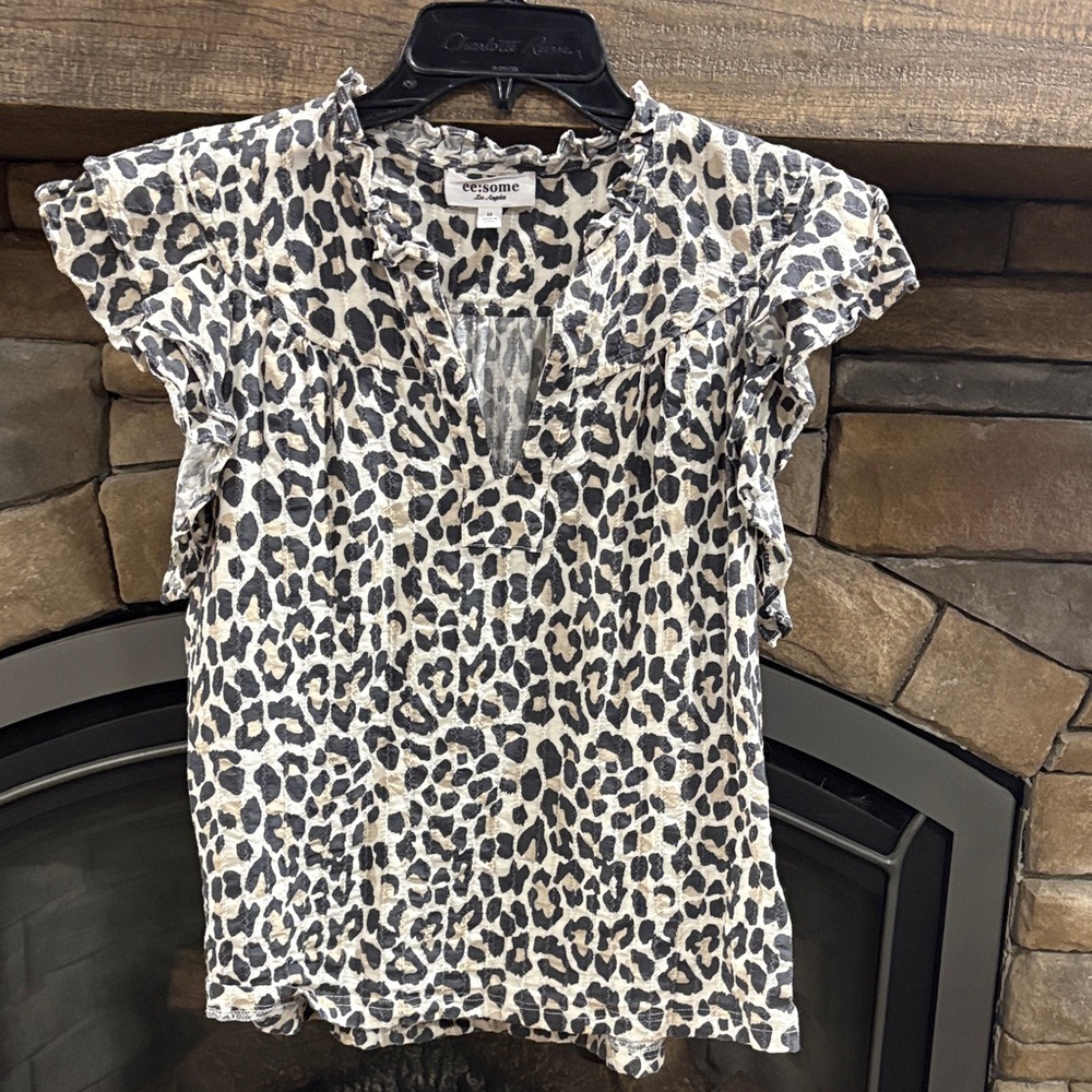 Leopard print ruffled-sleeve too